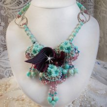 Blue Flowers Haute-Couture-Halskette, bestickt mit Swarovski-Kristallen, einem Seidenband in der Farbe Trüffel/Himbeere und Rocailles